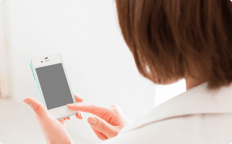 写真:女性がスマホを操作している