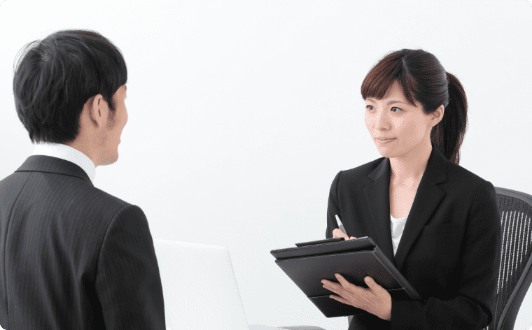 写真:男性と女性の面接官が面接している様子